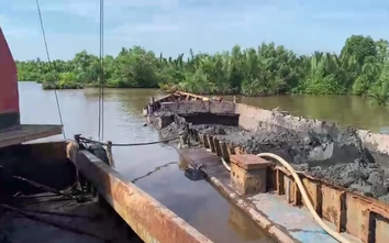 Cà Mau: Giao sà lan nạo vét trái phép trên sông cho xã, huyện xử lý