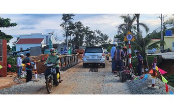 Lắp cầu tạm, thông đường ven biển Phan Thiết sau trận lũ bùn đỏ