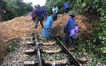 Khó thông đường sắt Bắc - Nam qua Hà Tĩnh trong ngày hôm nay