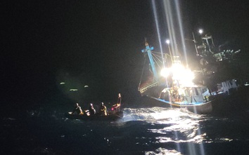 Nghẹt thở cấp cứu thuyền viên tàu Quảng Ngãi bị đột quỵ trên vùng biển Hoàng Sa