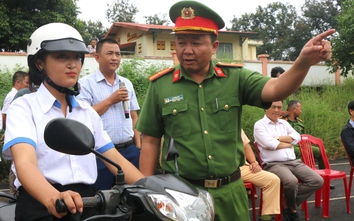 Cảnh sát hướng dẫn học sinh kỹ năng lái xe an toàn