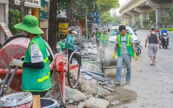 Vỉa hè Hà Nội lại bị đào xới ngổn ngang