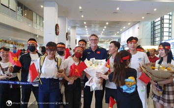 Vừa đổ bộ Philippines, đội tuyển Việt Nam nhận liền hai món quà