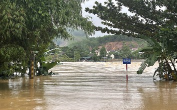 Quảng Ngãi: Nước cuồn cuộn đổ về, nhiều nơi lâm cảnh ngập lụt, giao thông chia cắt