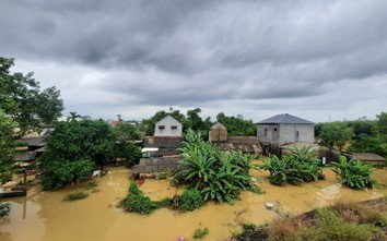 Thừa Thiên - Huế: Cứu sống 2 thuyền viên mất tích, nước lũ bủa vây nhiều nơi