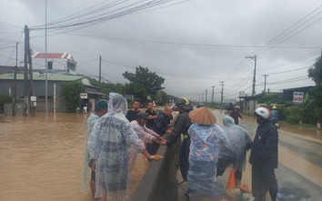 Quốc lộ 1 qua Khánh Hòa bị ngập sâu, mở nhiều dải phân cách để tiêu nước