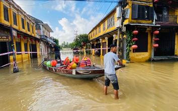 Tạnh mưa, phố cổ Hội An vẫn ngập, người dân đi lại bằng thuyền