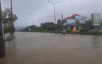 Lật thuyền chở 8 người ở Huế, mẹ tử vong, con mất tích