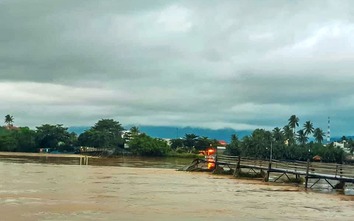 Hàng chục mét cầu gỗ Phú Kiểng ở Khánh Hòa bị nước cuốn trôi