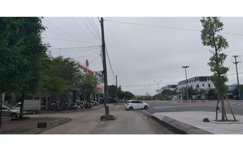 Nguy cơ mất ATGT vì cột điện "mọc" giữa đường ở Quảng Ninh