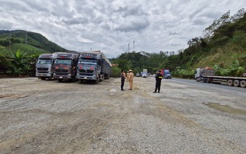 7 xe đầu kéo quá tải "thi gan" 3 ngày vẫn bị CSGT xử lý tại Lạng Sơn