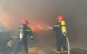 Cháy nhà xưởng trong khu công nghiệp ở Nghệ An