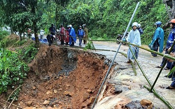 Nhiều tuyến đường huyện ở Quảng Ngãi hư hỏng nghiêm trọng sau mưa lũ