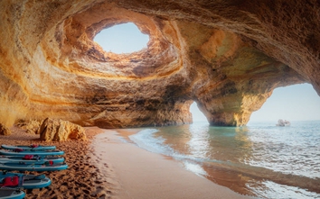 Hang động bí ẩn cất giữ kho báu bên bờ biển Bồ Đào Nha