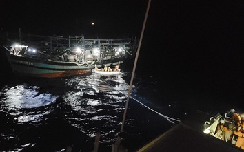 Xuyên đêm vượt sóng dữ cứu 39 ngư dân trôi dạt giữa biển