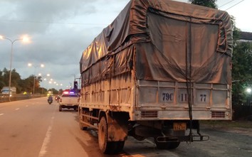 CSGT Quảng Nam chặn bắt xe tải chạy khỏi hiện trường sau tai nạn