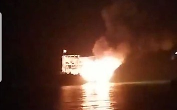 Tàu cá trên biển bất ngờ bốc cháy trong đêm, 12 thuyền viên thoát nạn