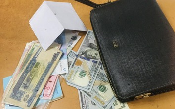 Khách quên ví chứa nhiều ngoại tệ ở sân bay Nội Bài