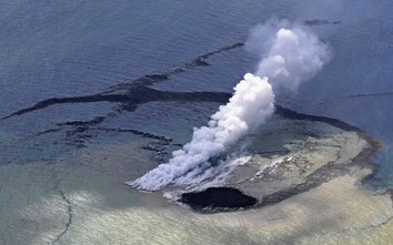 Núi lửa dưới đáy biển phun trào giúp Nhật Bản có thêm một hòn đảo mới