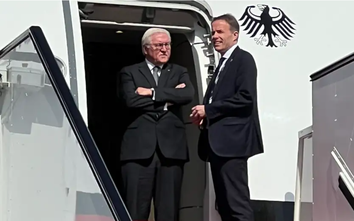 Vì sao Tổng thống Đức đến thăm Qatar phải đứng cửa máy bay, đợi gần 30 phút?