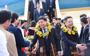 Những hành khách đầu tiên "xông đất" sân bay Điện Biên mới