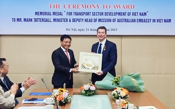 Trao tặng Kỷ niệm chương Vì sự nghiệp phát triển GTVT Việt Nam cho Phó đại sứ Australia
