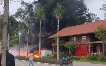 Phú Thọ: Dàn xe điện chở khách tại Khu du lịch Vườn Vua bốc cháy dữ dội