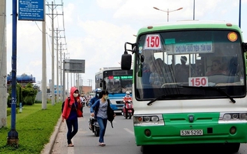 Tạm dừng việc tài xế xe buýt cầm gậy sắt nói chuyện với tài xế xe con cầm cục bê tông