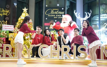 Không khí giáng sinh ngập tràn sân bay Nội Bài trong đêm Noel