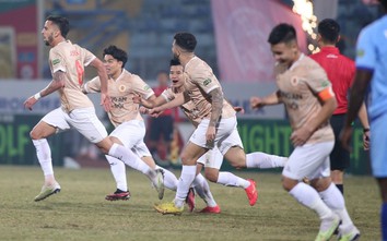 V-League: Quang Hải lập siêu phẩm, CAHN nhấn chìm Bình Dương trong thế thiếu người