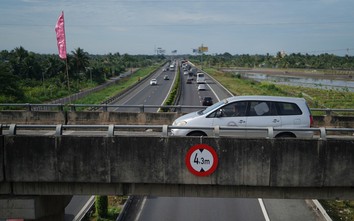 Lắp đặt dầm cầu vượt số 3 cao tốc TP.HCM - Trung Lương, hạn chế phương tiện lưu thông