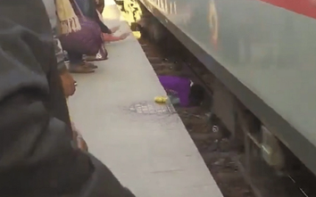 Ấn Độ: Bị đẩy ngã xuống đường ray, mẹ lấy thân mình che chở 2 con