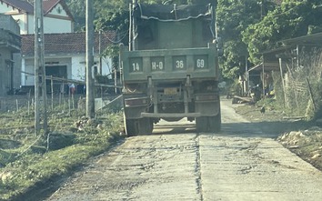 Quảng Ninh: Mặt đường thôn nát vụn vì xe chở vật liệu san lấp cho dự án