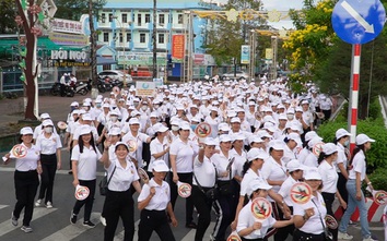 Hàng ngàn người đi bộ kêu gọi "Đã uống rượu bia - không lái xe" ở Cà Mau