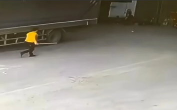 Xôn xao clip lái xe tải chém tử vong một người ở Sơn La