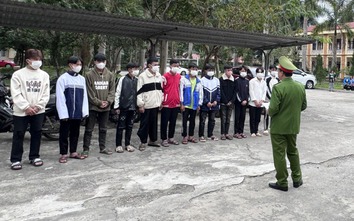 Lai Châu: Khởi tố 7 thanh niên đi xe một bánh, ném vỏ chai vào người dân ở quảng trường