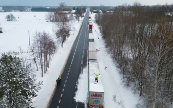 Bị chặn ở cửa khẩu, Ukraine dùng chiêu không ngờ để đưa xe tải qua biên giới Ba Lan