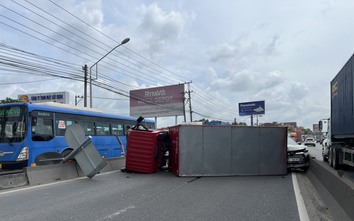 Xe tải tông dải phân cách, lật nhào rồi văng trúng ô tô 7 chỗ, QL1 ùn tắc nghiêm trọng