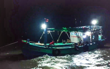 Biên phòng Sóc Trăng ứng cứu tàu cá cùng bốn ngư dân gặp nạn trên biển