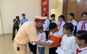 Cảnh sát đường thủy Quảng Ninh tặng quà, áo phao cho học sinh huyện đảo