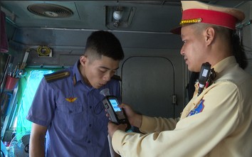Xem CSGT kiểm tra nồng độ cồn lái tàu tại ga Hà Nội