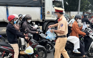 Người dân bất ngờ khi được CSGT Đồng Nai, Bạc Liêu "chặn xe" tặng khăn lạnh, nước uống