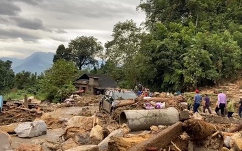 Cận cảnh đường sá, nhà cửa bị đánh hỏng sau mưa lũ ở Lào Cai