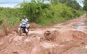 Đắk Lắk: Đường sình lầy, nông sản bị thương lái ép giá