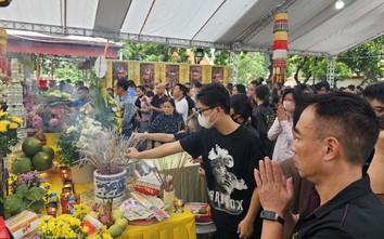 Người dân đội mưa đến chùa để thắp hương cho các nạn nhân vụ cháy chung cư mini