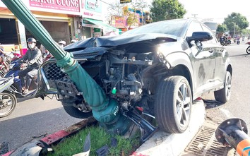 Bản tin TNGT 16/9: Ô tô tông nát xe máy trước khi lao thẳng vào cột đèn