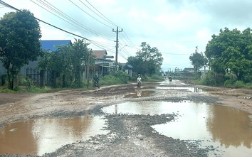 Đường liên xã xuống cấp, người đi đường ngã như "cơm bữa"