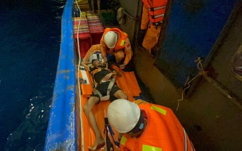 Liên tiếp cứu ngư dân gặp nạn trên biển