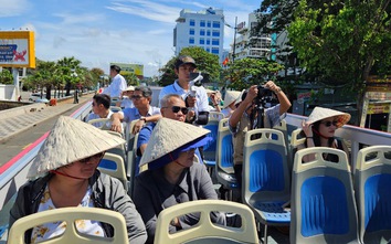 Dạo phố ngắm biển Vũng Tàu, thăm di tích lịch sử bằng xe buýt hai tầng