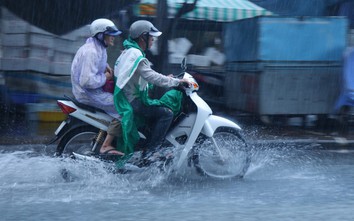 Mưa lớn, nhiều tuyến đường nội ô thành phố Bạc Liêu ngập sâu